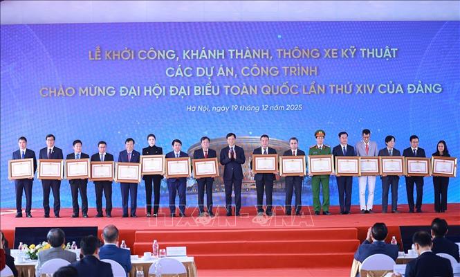 Bí thư Thành uỷ Hà Nội Nguyễn Duy Ngọc trao Bằng khen của Thủ tướng Chính phủ cho các các tập thể, cá nhân có thành tích xuất sắc tiêu biểu. Ảnh: Dương Giang-TTXVN
