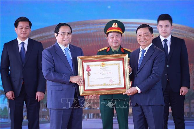 Thủ tướng Phạm Minh Chính trao Huân chương Lao động hạng Ba cho các tập thể có thành tích xuất sắc tiêu biểu. Ảnh: Dương Giang-TTXVN
