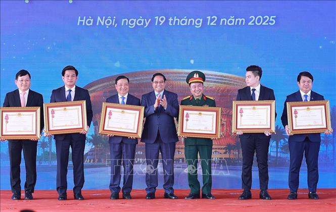 Thủ tướng Phạm Minh Chính trao Huân chương Lao động hạng Ba cho các tập thể có thành tích xuất sắc tiêu biểu. Ảnh: Dương Giang-TTXVN
