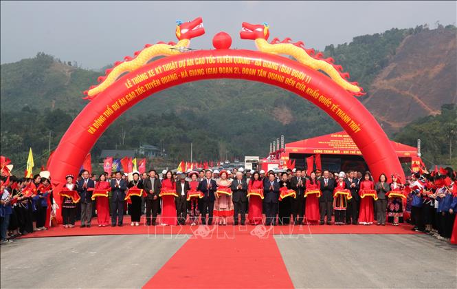Lễ cắt băng thông xe kỹ thuật cao tốc Tuyên Quang - Hà Giang, động thổ Dự án giai đoạn 2. Ảnh: Đức Thọ - TTXVN. 