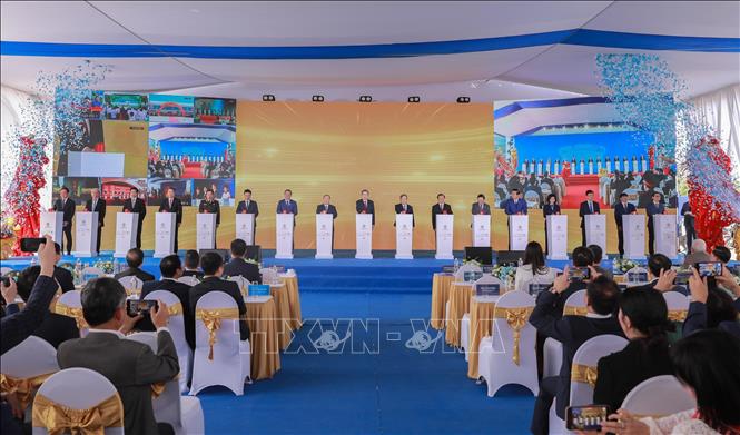 Chủ tịch Quốc hội Trần Thanh Mẫn và các đại biểu thực hiện nghi thức bấm nút khởi  công dự án đầu tư xây dựng Trục Đại lộ cảnh quan sông Hồng trên địa bàn thành phố Hà Nội. Ảnh: Phan Phương -  TTXVN