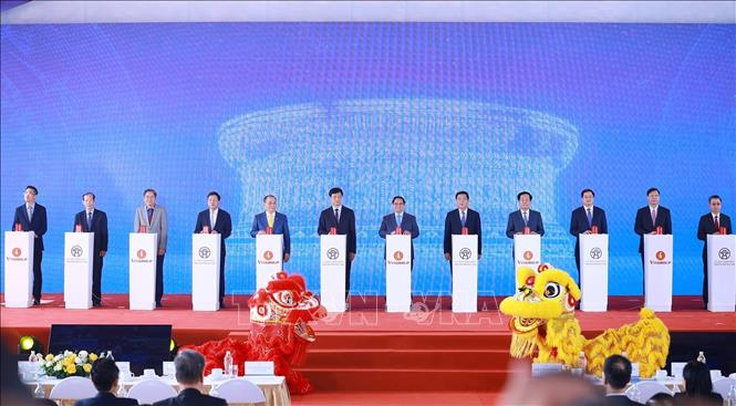 Thủ tướng Phạm Minh Chính và các đại biểu bấm nút khởi công, khánh thành, thông xe kỹ thuật các công trình, dự án. Ảnh: Dương Giang-TTXVN
