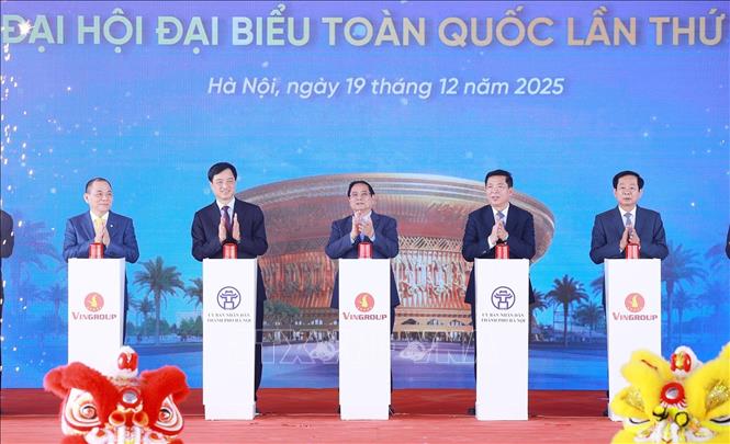 Thủ tướng Phạm Minh Chính và các đại biểu bấm nút khởi công, khánh thành, thông xe kỹ thuật các công trình, dự án. Ảnh: Dương Giang-TTXVN
