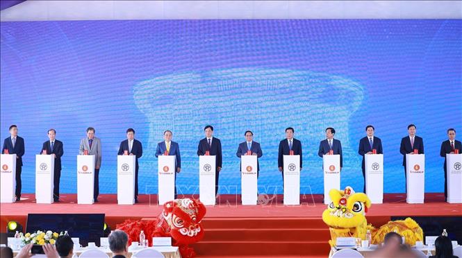 Thủ tướng Phạm Minh Chính và các đại biểu bấm nút khởi công, khánh thành, thông xe kỹ thuật các công trình, dự án. Ảnh: Dương Giang-TTXVN
