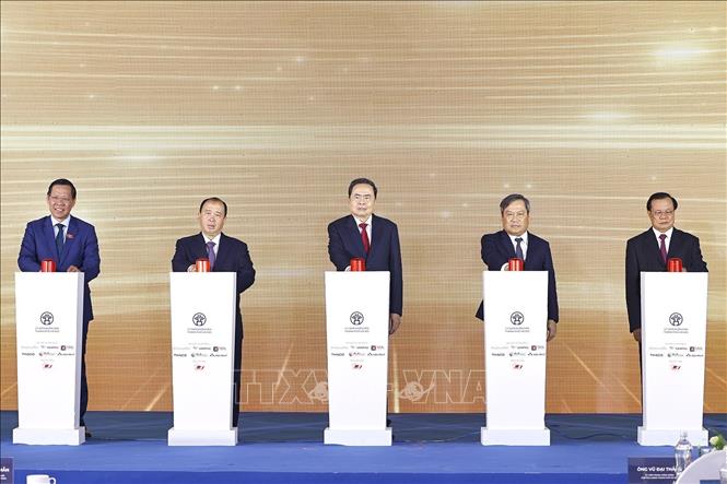 Chủ tịch Quốc hội Trần Thanh Mẫn và đại biểu thực hiện nghi thức khởi công Dự án. Ảnh: Doãn Tấn - TTXVN