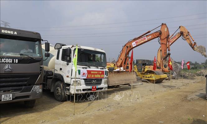 Các phương tiện máy móc thực hiện khởi công Dự án xây dựng các nút giao IC2 và IC5 trên tuyến cao tốc Nội Bài – Lào Cai đoạn qua địa bàn tỉnh Phú Thọ. Ảnh: Nguyễn Thảo -TTXVN