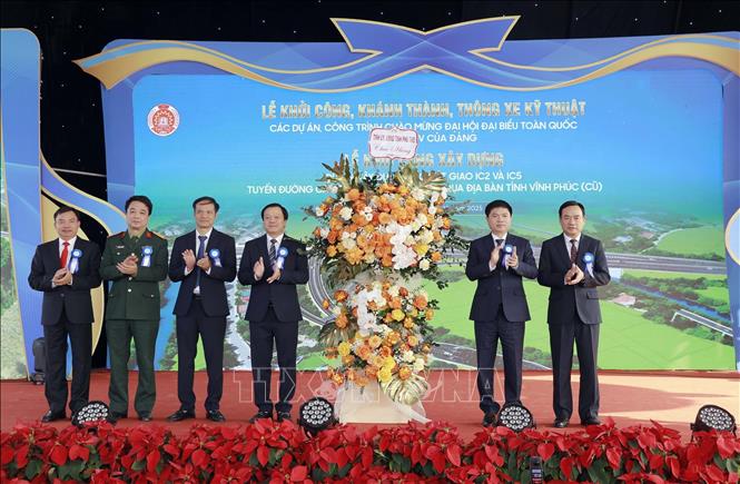 Lãnh đạo tỉnh Phú Thọ chúc mừng Ban Quản lý dự án khu vực Vĩnh Phúc tại buổi lễ. Ảnh: Nguyễn Thảo -TTXVN