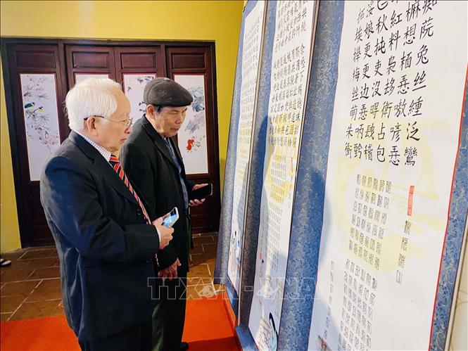 Du khách tham quan, tìm hiểu về các ấn bản Truyện Kiều được trưng bày tại Khu lưu niệm Nguyễn Du (xã Tiên Điền). Ảnh: Hữu Quyết - TTXVN