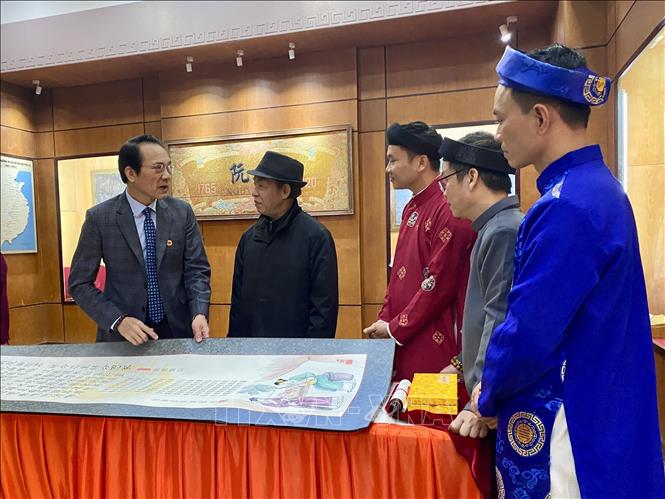 Du khách tham quan, tìm hiểu về các ấn bản Truyện Kiều được trưng bày tại Khu lưu niệm Nguyễn Du (xã Tiên Điền). Ảnh: Hữu Quyết - TTXVN