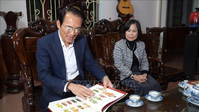 Ông Nguyễn Hải Nam, hậu duệ đời thứ 7 của Đại thi hào Nguyễn Du, Chủ tịch Hội đồng gia tộc Nguyễn Tiên Điền giới thiệu về tác phẩm Truyện Kiều. Ảnh: Hữu Quyết - TTXVN