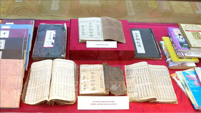 Các bản Truyện Kiều qua nhiều thời kỳ được trưng bày tại Khu lưu niệm Nguyễn Du (xã Tiên Điền). Ảnh: Hữu Quyết - TTXVN