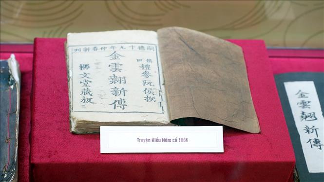 Bản Truyện Kiều bằng chữ Nôm cổ từ năm 1866 được trưng bày tại Khu lưu niệm Nguyễn Du (xã Tiên Điền). Ảnh: Hữu Quyết - TTXVN