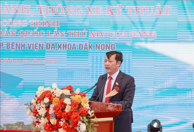 Ông Lê Trọng Yên, Phó Chủ tịch thường trực UBND tỉnh Đắk Nông chỉ đạo việc đưa vào vận hành bệnh viện hiệu quả, góp phần nâng cao chất lượng khám chữa bệnh cho nhân dân. Ảnh: Hưng Thịnh – TTXVN