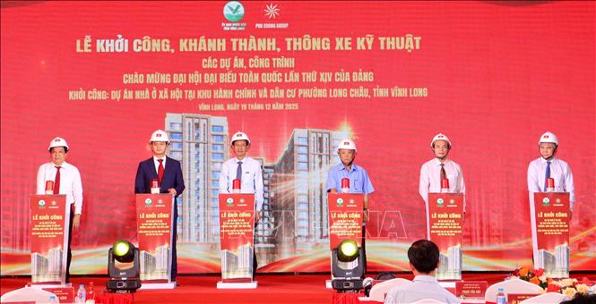 Đại biểu thực hiện nghi thức khởi công Dự án. Ảnh: Lê Thúy Hằng – TTXVN
