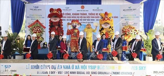 Các đại biểu thực hiện nghi thức động thổ khởi công dự án. Ảnh: Đỗ Huyền - TTXVN