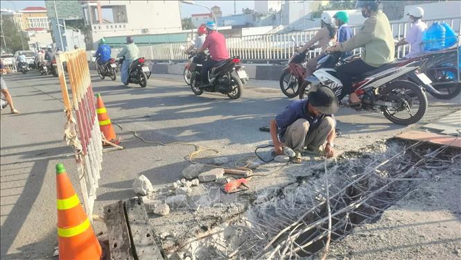  Đơn vị thi công trên cầu Huỳnh Thúc Kháng, tỉnh Cà Mau. Ảnh: TTXVN phát