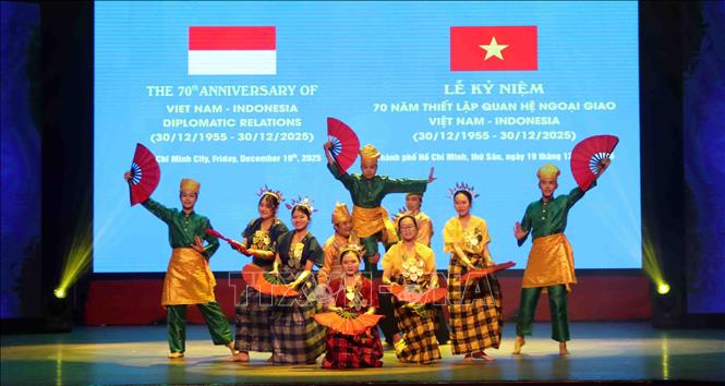 Trình diễn văn nghệ tại buổi lễ. Ảnh: Xuân Khu - TTXVN