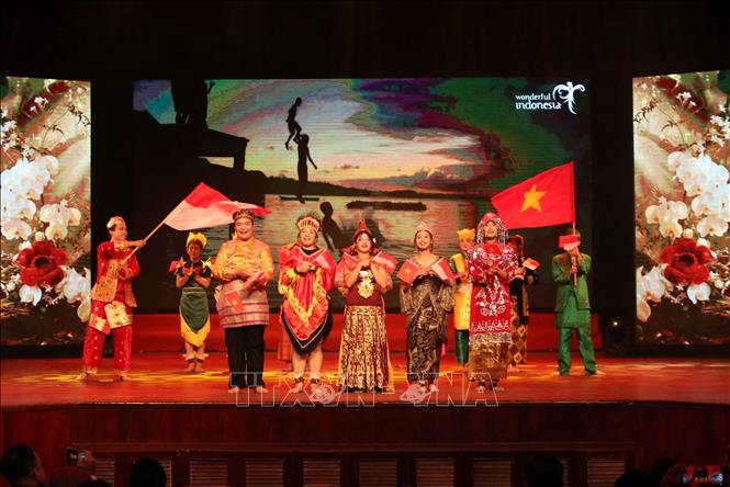 Tiếp mục văn nghệ chào mừng tại buổi lễ. Ảnh: Xuân Khu - TTXVN