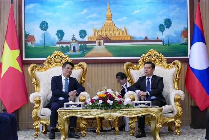 Viện trưởng Viện Kiểm sát nhân dân tối cao Lào Xaysana Khotphouthone (phải) tiếp Viện trưởng Viện Kiểm sát nhân dân tối cao Việt Nam Nguyễn Huy Tiến. Ảnh: Xuân Tú - PV TTXVN tại Lào