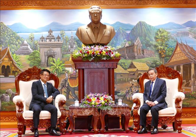 Chủ tịch Quốc hội Lào Saysomphone Phomvihane (phải) tiếp Viện trưởng Viện Kiểm sát nhân dân tối cao Việt Nam Nguyễn Huy Tiến đến chào xã giao. Ảnh: Xuân Tú - PV TTXVN tại Lào