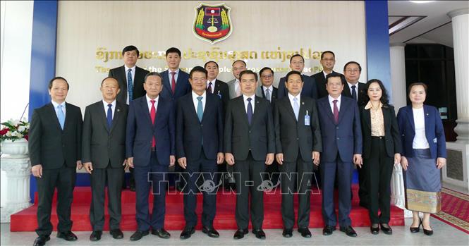 Đoàn đại biểu hai Viện Kiểm sát nhân dân tối cao Việt Nam-Lào chụp ảnh kỷ niệm. Ảnh: Xuân Tú - PV TTXVN tại Lào