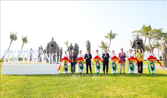 Các đại biểu cắt băng khai mạc triển lãm. Ảnh: TTXVN phát