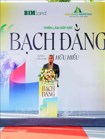 Nghệ sĩ Lê Hữu Hiếu phát biểu tại lễ khai mạc. Ảnh: TTXVN phát