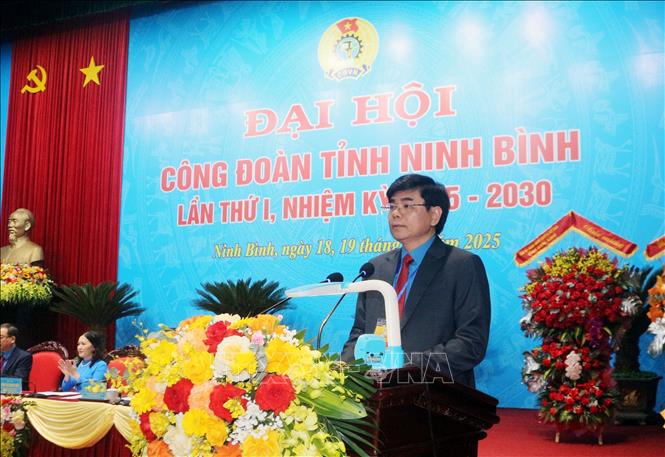 Chủ tịch Liên đoàn Lao động tỉnh Ninh Bình Nguyễn Hải Long phát biểu tại Đại hội. Ảnh: Nguyễn Chinh - TTXVN