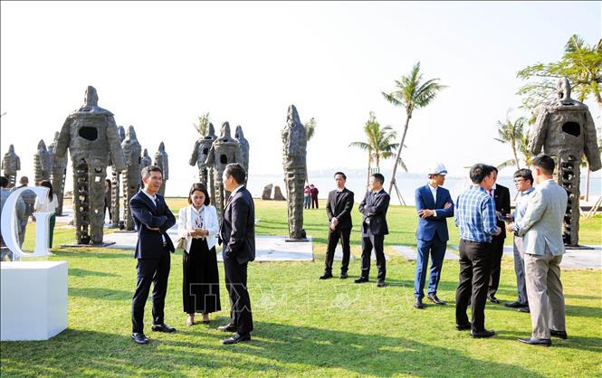 Các đại biểu tham quan Trưng bày tổ hợp nghệ thuật công cộng quy mô lớn về Chiến thắng Bạch Đằng. Ảnh: TTXVN phát