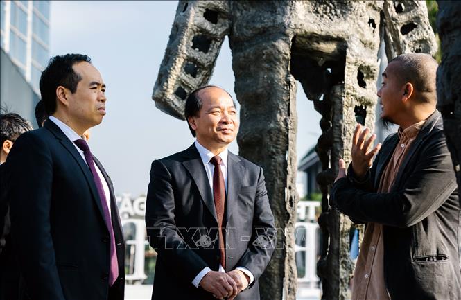 Nghệ sĩ Lê Hữu Hiếu trao đổi với các đại biểu. Ảnh: TTXVN phát