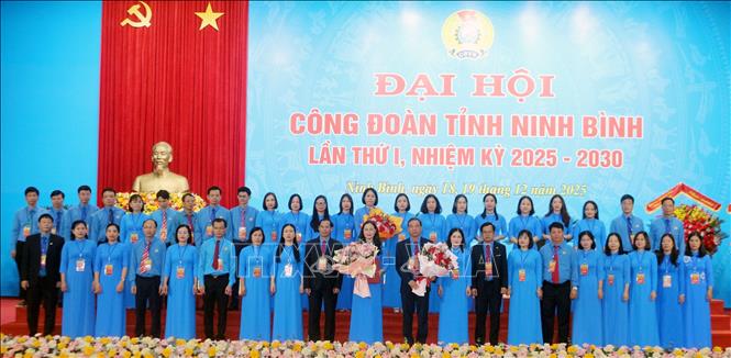 Ban Chấp hành Công đoàn tỉnh Ninh Bình, nhiệm kỳ 2025 - 2030 ra mắt Đại hội. Ảnh: Nguyễn Chinh - TTXVN