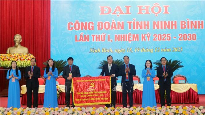 Ban Chấp hành Đảng bộ tỉnh Ninh Bình tặng Đại hội bức trướng với nội dung Đoàn kết- Dân chủ- Kỷ cương- Đổi mới- Phát triển. Ảnh: Nguyễn Chinh - TTXVN