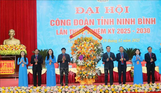 Tổng Liên đoàn Lao động Việt Nam tặng hoa chúc mừng Đại hội. Ảnh: Nguyễn Chinh - TTXVN