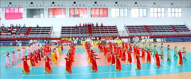 Tiết mục đồng diễn của các câu lạc bộ. Ảnh: Lê Thúy Hằng – TTXVN