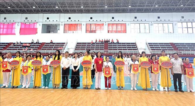 Ban tổ chức trao cờ lưu niệm cho các đội thi. Ảnh: Lê Thúy Hằng – TTXVN