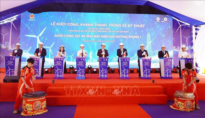 Đại biểu thực hiện nghi thức khởi công Nhà máy điện gió Hướng Phùng 1. Ảnh: Nguyên Linh-TTXVN
