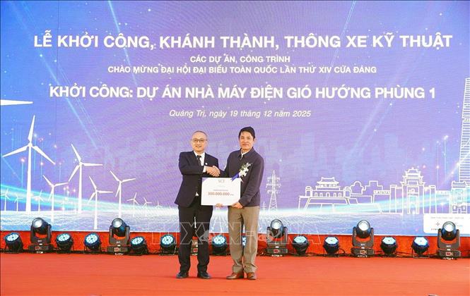Đại diện nhà thầu SCI trao tặng công trình an sinh xã hội cho xã Hướng Phùng. Ảnh: Nguyên Linh-TTXVN