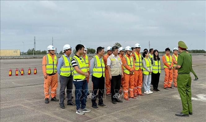 Tập huấn công tác PCCC cho cán bộ, nhân viên điểm dừng nghỉ trước khi đưa điểm dừng nghỉ vào vận hành. Ảnh: Đoàn Hữu Trung-TTXVN