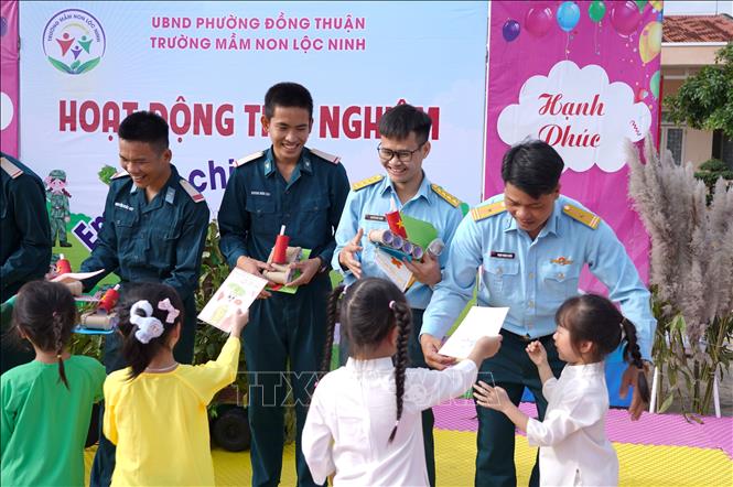 Các học sinh tặng quà cho các cán bộ, chiến sỹ Trạm Rađa 56, Trung đoàn 290, Sư đoàn 375, Quân chủng Phòng không không quân nhân dịp kỷ niệm Ngày thành lập Quân đội nhân dân Việt Nam. Ảnh: Thanh Thuỷ - TTXVN                                                            