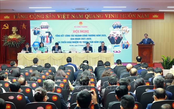 Thủ tướng Phạm Minh Chính phát biểu chỉ đạo Hội nghị triển khai nhiệm vụ trọng tâm năm 2026 ngành Công thương. Ảnh: Dương Giang-TTXVN

