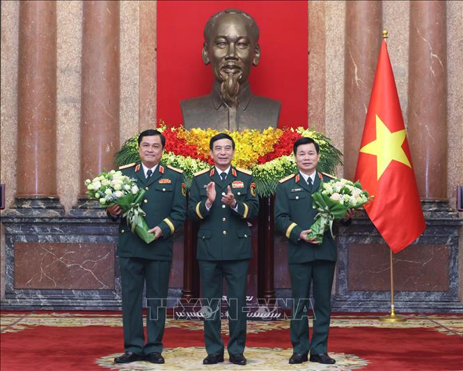 Đại tướng Phan Văn Giang, Uỷ viên Bộ Chính trị, Phó Bí thư Quân uỷ Trung ương, Bộ trưởng Bộ Quốc phòng chúc mừng Thượng tướng Đỗ Xuân Tụng, Phó Chủ nhiệm Tổng cục Chính trị Quân đội nhân dân Việt Nam và Thượng tướng Đỗ Văn Bảnh, Chính ủy Học viện Quốc phòng. Ảnh: Lâm Khánh - TTXVN
