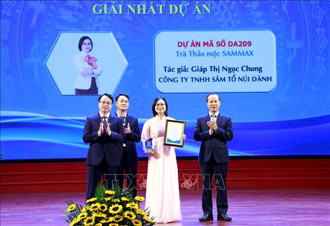 Đồng chí Mai Sơn, Phó Chủ tịch Thường trực UBND tỉnh Bắc Ninh; Nguyễn Văn Dũng, Giám đốc Sở Khoa học và Công nghệ tỉnh trao chứng nhận và biểu trưng cho tác giả có Dự án đạt giải Nhất Cuộc thi Khởi nghiệp Đổi mới sáng tạo năm 2025. Ảnh: Đồng Thúy-TTXVN