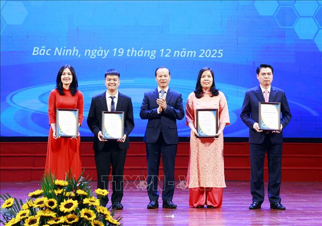 Đồng chí Mai Sơn, Phó Chủ tịch Thường trực UBND tỉnh Bắc Ninh trao Giải Nhất cho các tập thể, các nhân tham gia Cuộc thi Công dân số tỉnh Bắc Ninh năm 2025 (đợt 1). Ảnh: Đồng Thúy-TTXVN