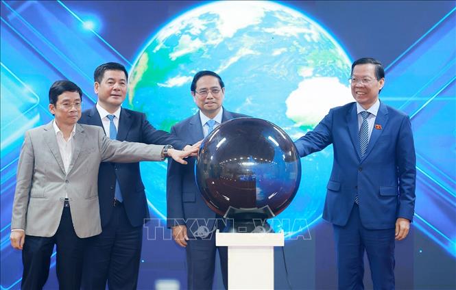 Thủ tướng Phạm Minh Chính và các đại biểu thực hiện nghi thức công bố kết quả xuất nhập khẩu năm 2025. Ảnh: Dương Giang-TTXVN 
