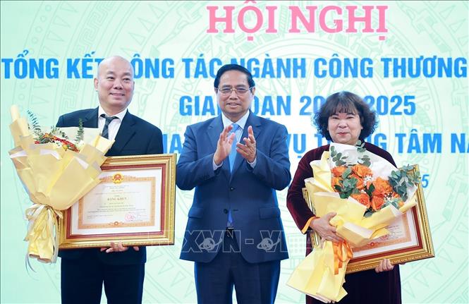 Thủ tướng Phạm Minh Chính trao Bằng khen của Thủ tướng Chính phủ cho cá nhân và đại diện tập thể có thành tích xuất sắc. Ảnh: Dương Giang-TTXVN 
