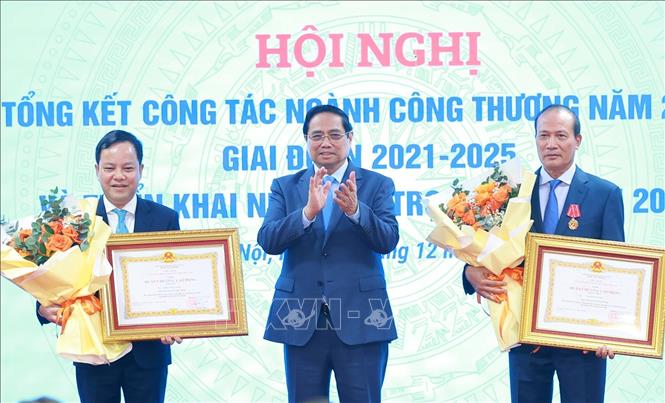 Thủ tướng Phạm Minh Chính trao Huân chương Lao động hạng Nhất và hạng Ba cho các cá nhân có thành tích xuất sắc. Ảnh: Dương Giang-TTXVN 
