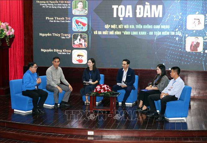 Tọa đàm chia sẻ kinh nghiệm, cách làm hay, hiệu quả trong sáng tạo nội dung số, xây dựng môi trường mạng an toàn, lành mạnh. Ảnh: Phạm Minh Tuấn-TTXVN