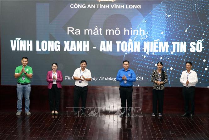 Công an tỉnh Vĩnh Long ra mắt mô hình “Vĩnh Long xanh – An toàn niềm tin số”. Ảnh: Phạm Minh Tuấn-TTXVN