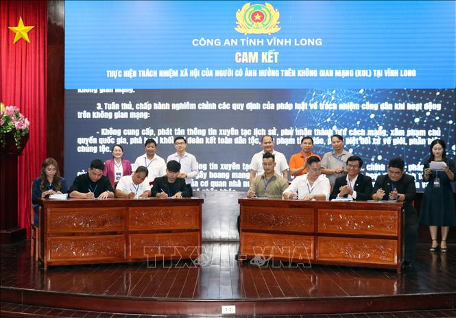 Các KOL, quản trị viên trang, kênh, nhóm ký cam kết thực hiện trách nhiệm xã hội của Người có ảnh hưởng trên không gian mạng. Ảnh: Phạm Minh Tuấn-TTXVN