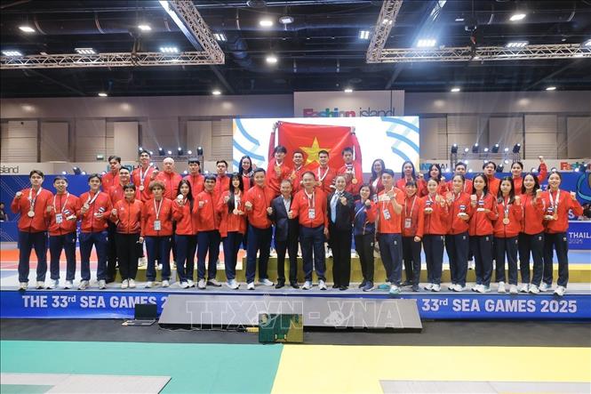 Đội tuyển đấu kiếm Việt Nam trong ngày thi đấu cuối cùng tại SEA Games 33. Ảnh: Minh Quyết - PV TTXVN tại Thái Lan